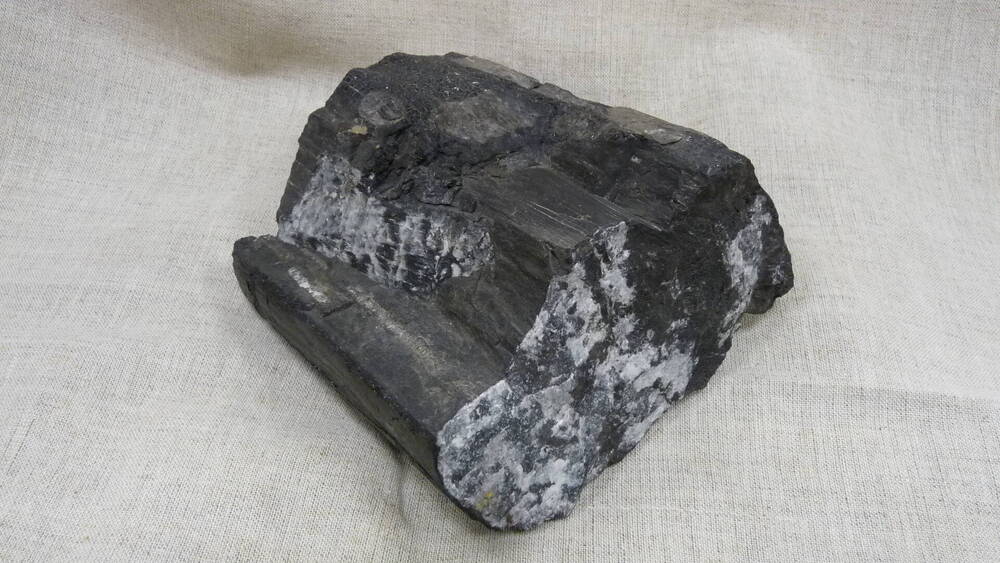 Минерал из коллекции минералов, полиметаллических руд, антрацита из месторождений Кузбасса.