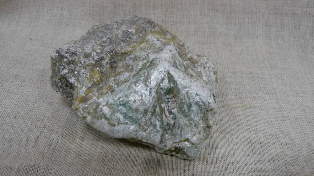 Минерал из коллекции минералов, полиметаллических руд, антрацита из месторождений Кузбасса.