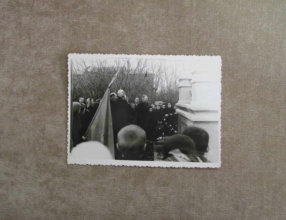 Фотография групповая: ветераны около могилы захороненных членов ревкома. БАССР г.Стерлитамак. 1959 год.