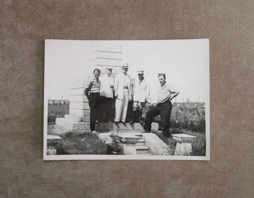Фотография групповая: комиссия по обследованию обелисков. БАССР г.Стерлитамак. 1960 год.