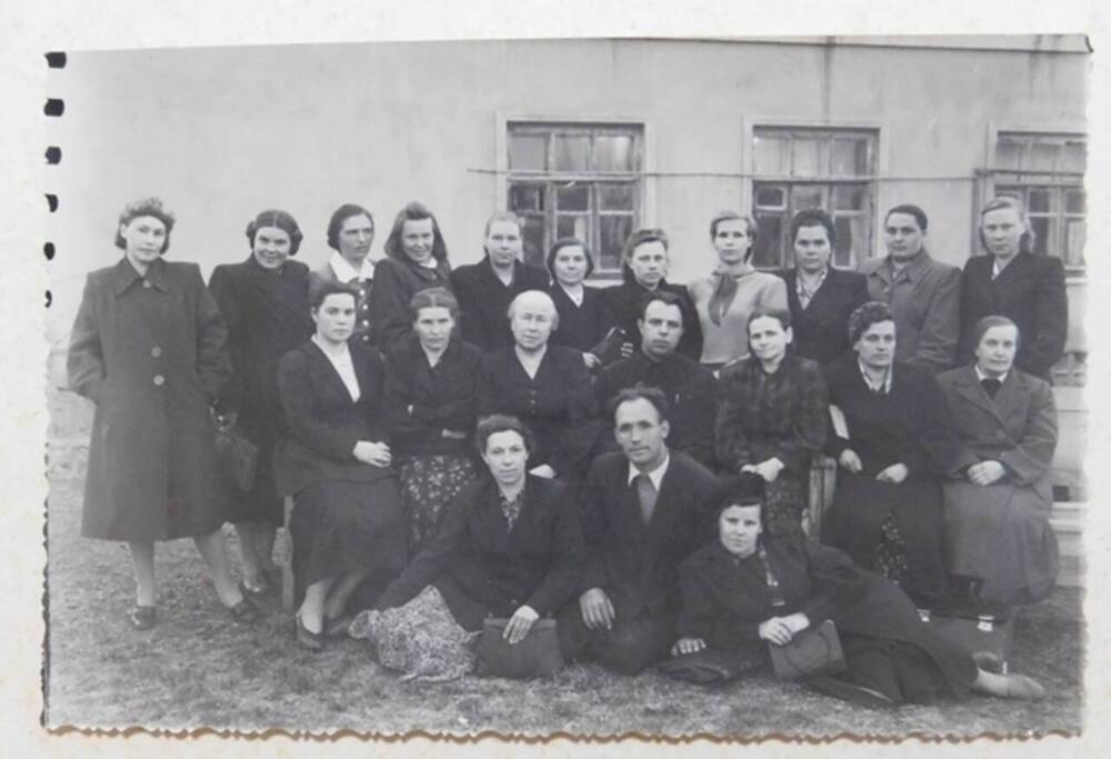 Фотопортрет групповой. Педагогический коллектив Бобриковской школы, 1952 г.