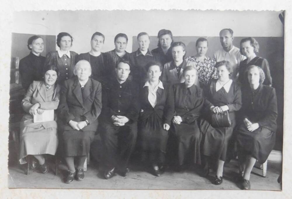Фотопортрет групповой. Педагогический коллектив Бобриковской школы, 31.05.1955.