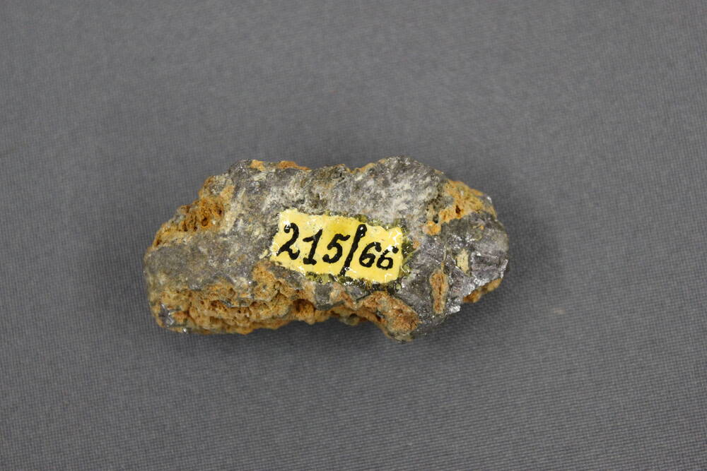  Бурый железняк (коллекция рудных минералов).