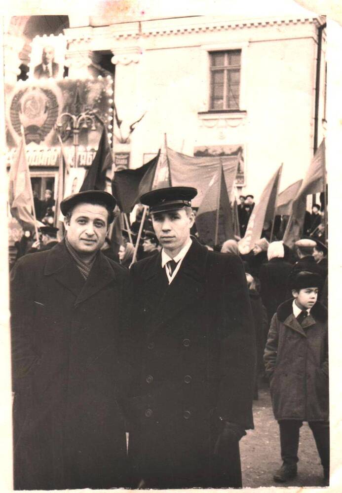 Любитов Ю.А. и Кононов Е.В.(справа) участники праздничной демонстрации, посвященной 1 Мая 1957 год.