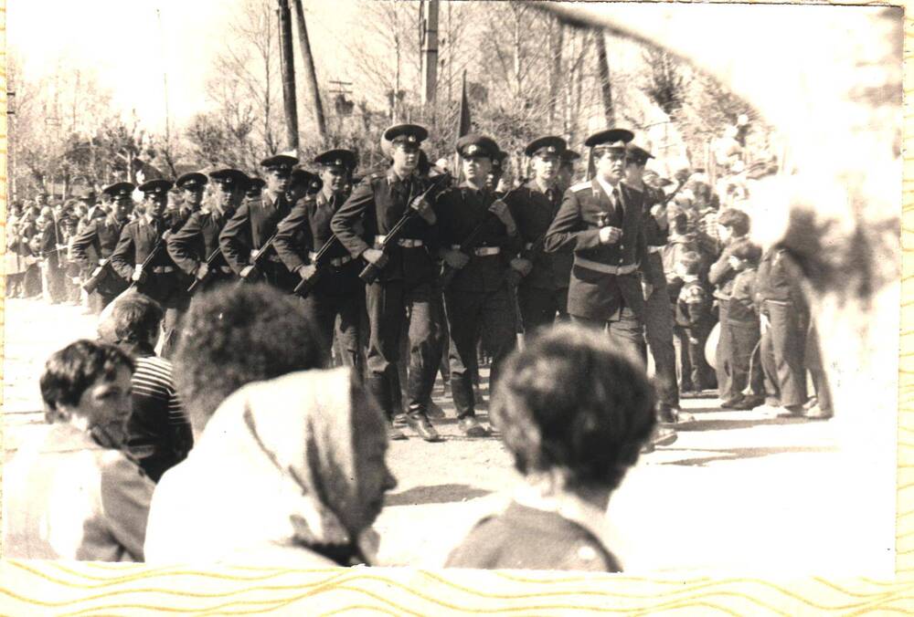 Праздничный парад военнослужащих войсковой части города Микунь, посвященный 40-летию Победы в Великой Отечественной войне 1941-1945 годов.