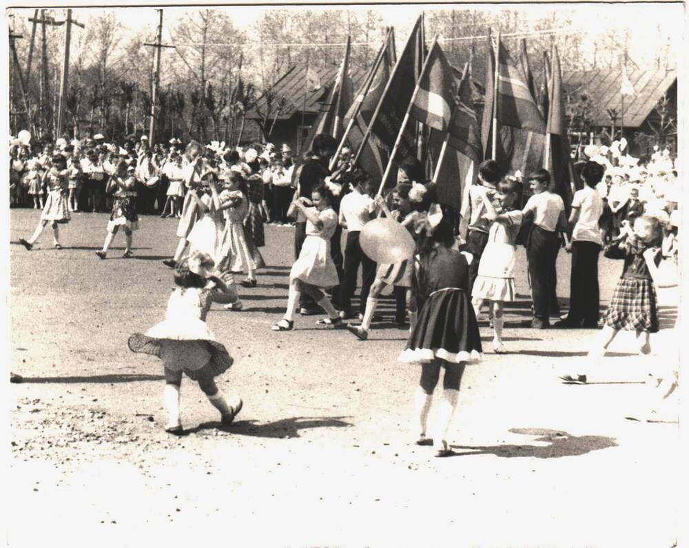 Празднование Дня Пионерии на площади у ДКЖ, город Микунь.
