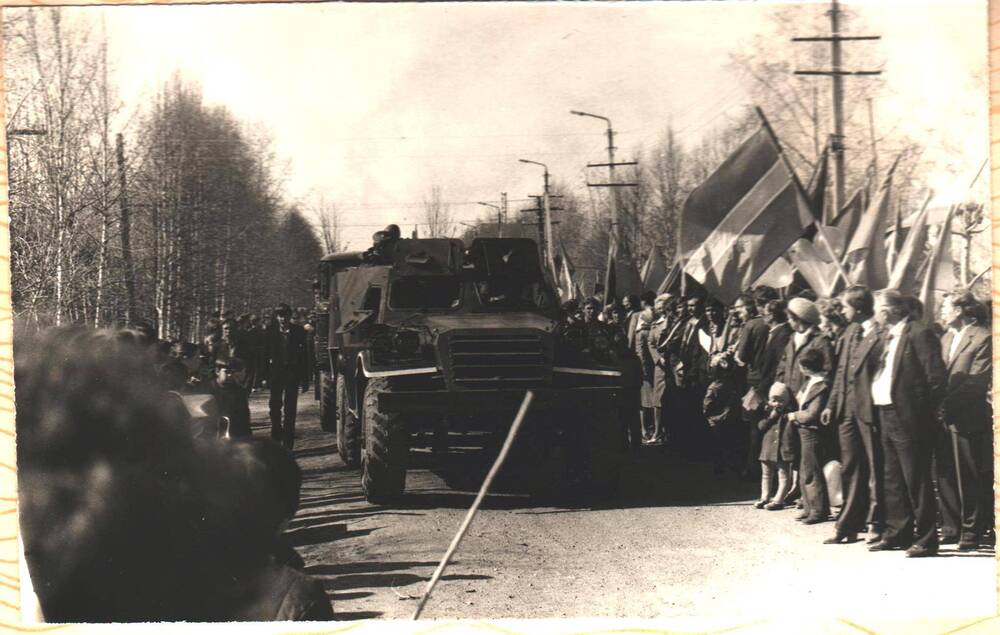 Участие военной техники в праздничном параде, посвященном 40-летию Победы в Великой Отечественной войне 1941-1945 годов, город Микунь.  