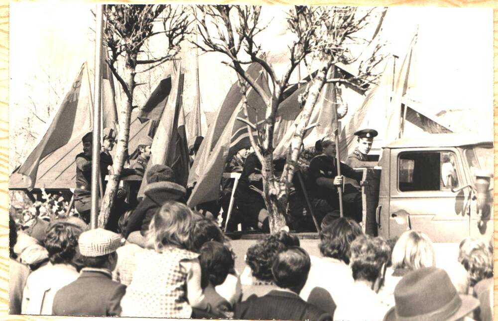 Участники парада и жители города Микуни на праздничной демонстрации, посвященной 40-летию Победы в Великой Отечественной войне 1941-1945 годов, город Микунь.