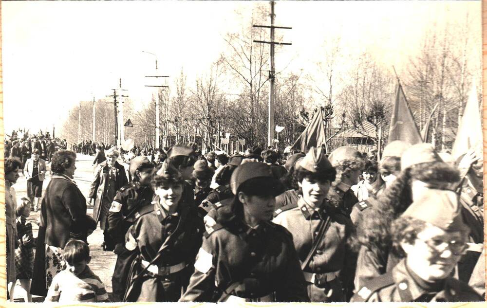 Ученицы школ города Микунь в военной форме идут на праздничный парад, посвященный 40-летию Победы в Великой Отечественной войне 1941-1945 годов.