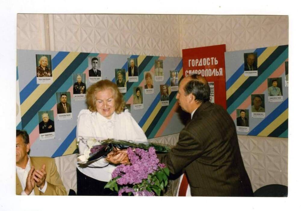 Фотография (цветная). В.А.Криунов вручает цветы I олимпийской чемпионке по метанию диска в Хельсинках (1952 г.) Н.Пономаревой. 1990-е гг. г.Ставрополь.