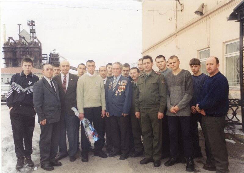 Фотография. Награждённые медалями Виктор Данилов и Барыя Хатимович Калимуллин с участниками мероприятия, 22 февраля 2002