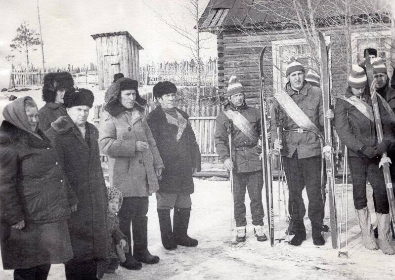Фотография. Александр Драгунов и участники агитпробега в честь XXVI съезда КПСС, Большая Запань 17 февраля 1981 года