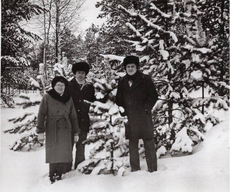 Фотография. Александр Драгунов, Ирина Горячева и Виктор Сухоруков в лесу