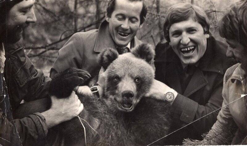 Фотография. Александр Драгунов с друзьями и медвежонком, 22 сентября 1983 года