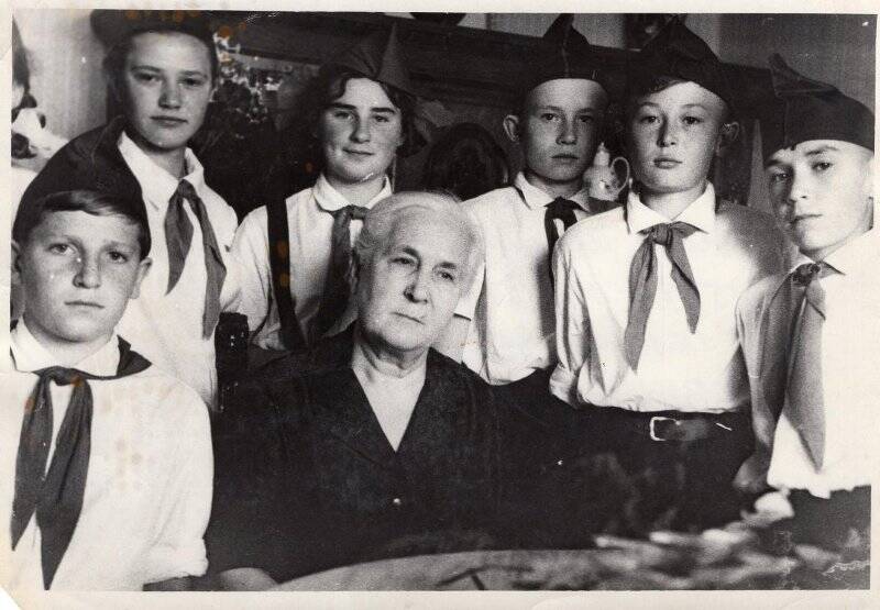 Фотография. Александр Драгунов с пионерами в гостях у Любови Тимофеевны Космодемьянской, лето 1966
