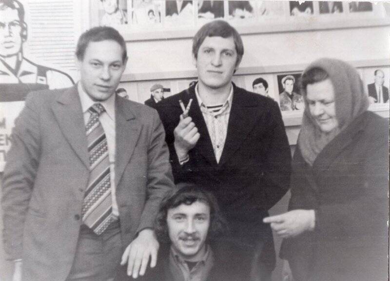 Фотография. Александр Васильевич Драгунов с коллегами в редакции газеты «Саткинский рабочий», 11 февраля 1977 года