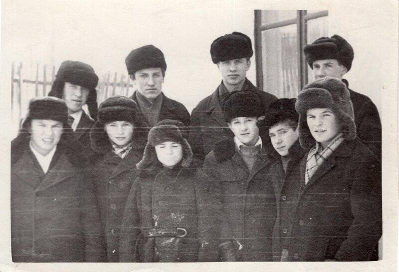 Фотография. Александр Драгунов с группой ребят, 7 ноября 1969 года