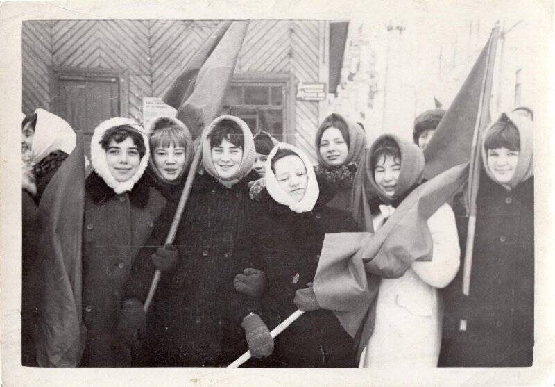 Фотография. Группа девушек на демонстрации 7 ноября 1969 года