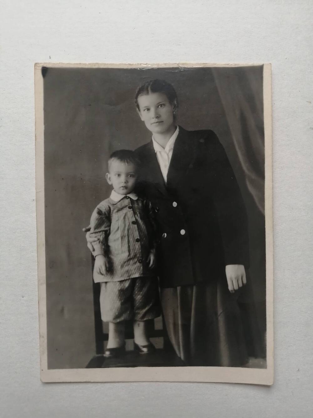 Фотография. Мейкшан Владимир Иванович с мамой Анной Сергеевной.