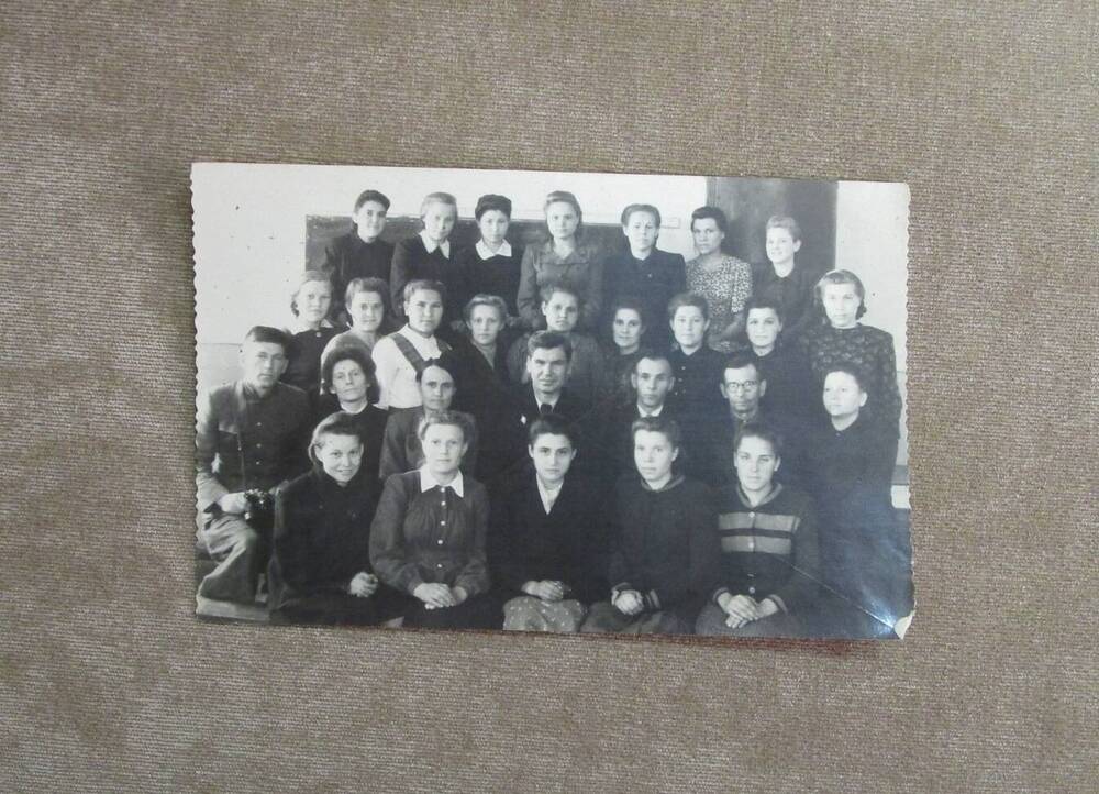 Фотография  групповая: студенты и преподаватели русского педучилища. БАССР г. Стерлитамак. 1950 год.