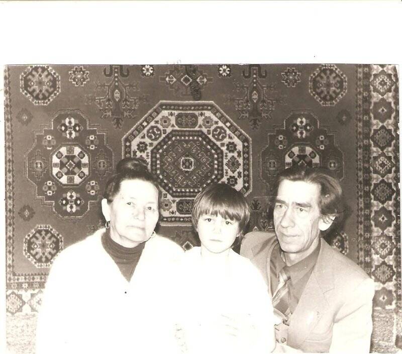 Фотография, март 1988, Ш.Бикчурин, его жена Гайша и внучка Настя