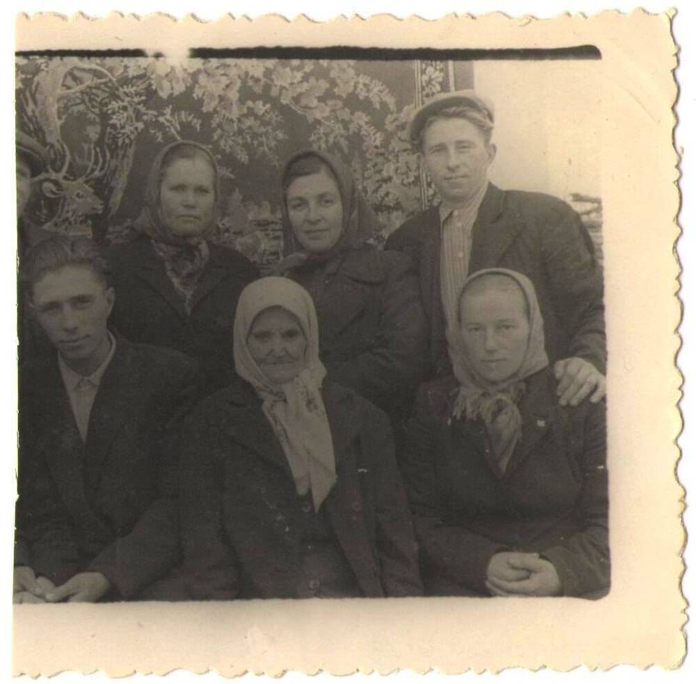 Фотография. Надежда Афанасьевна Мирошниченко (2-й ряд, 2-я справа).
