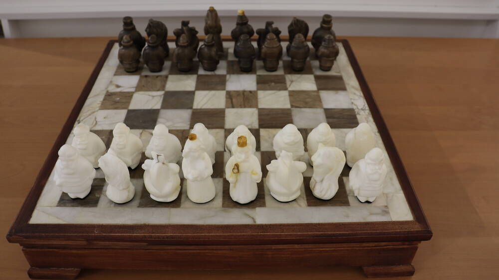 Шахматы с шахматной доской из камня из 33-х предметов (фигуры - 32 шт., доска - 1 шт.).