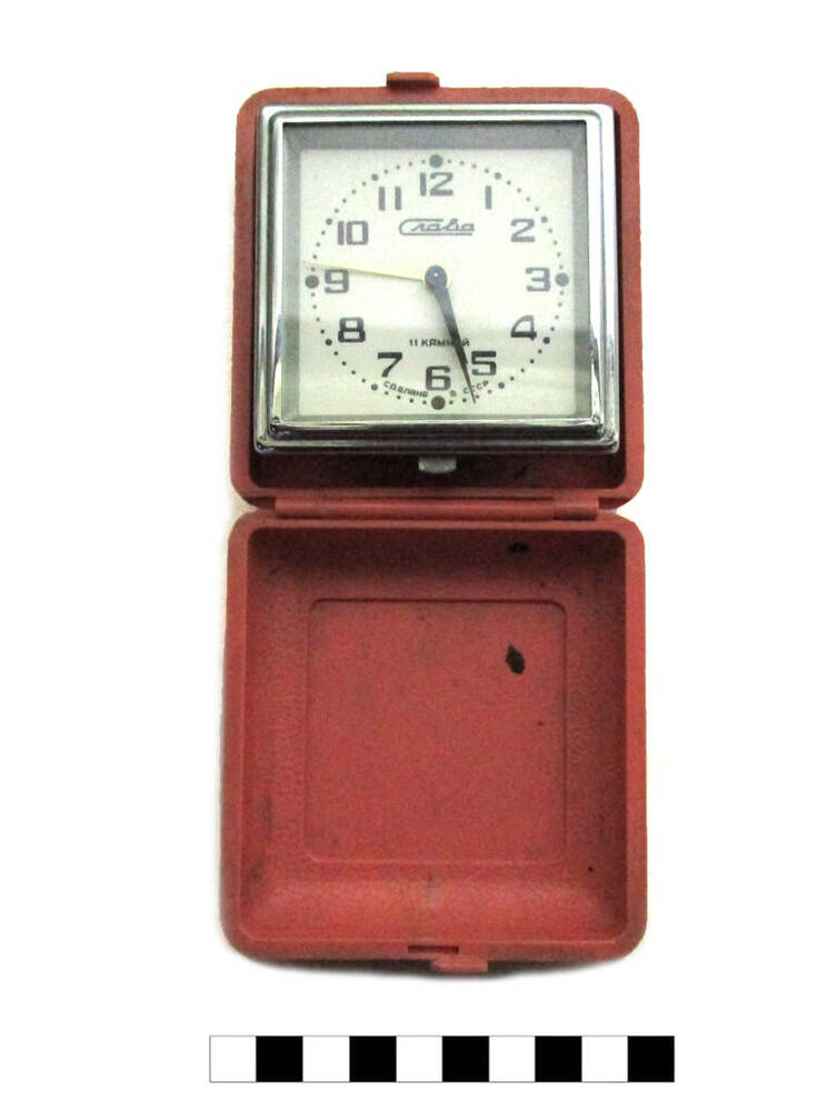 Будильник настольный малогабаритный советской торговой марки Слава в пластмассовом футляре. Принадлежали Гарутту В.Е.