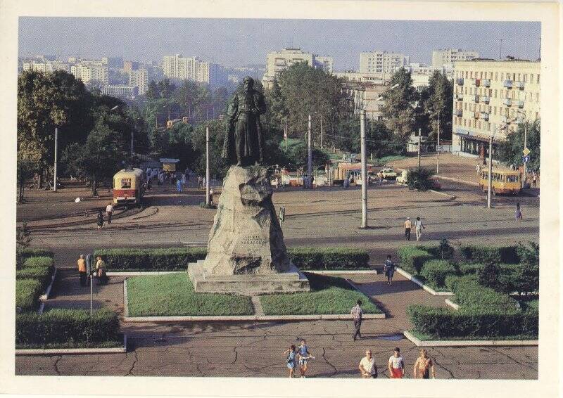 Открытка «Памятник Е. Хабарову на привокзальной площади» из комплекта «Хабаровск».