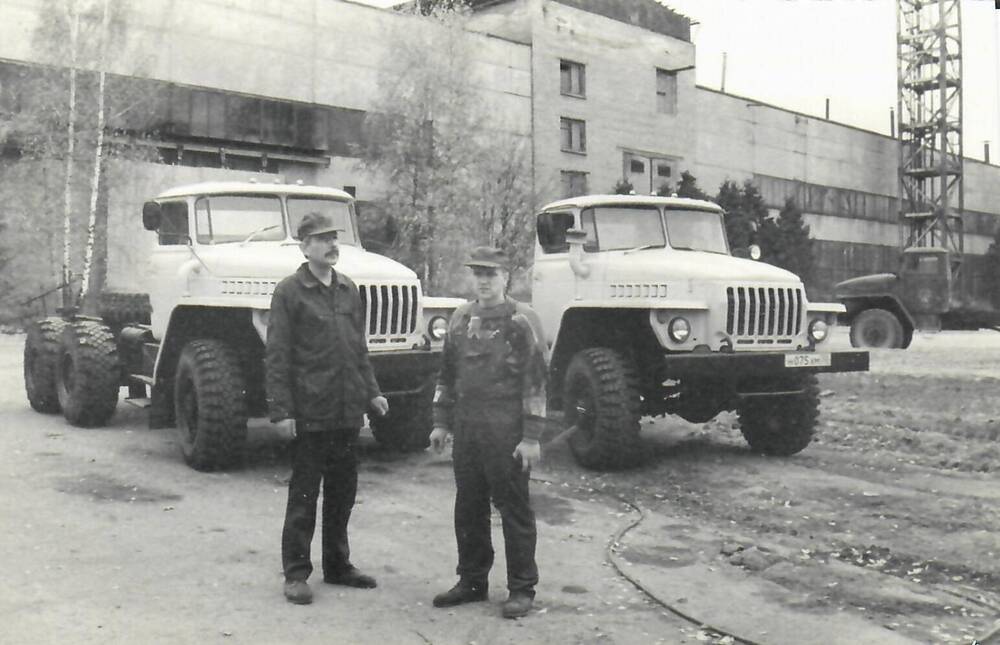 Фотография. Водители Ивантеевского грузового автотранспортного предприятия (ИПОГАТ) на фоне здания автопредприятия.