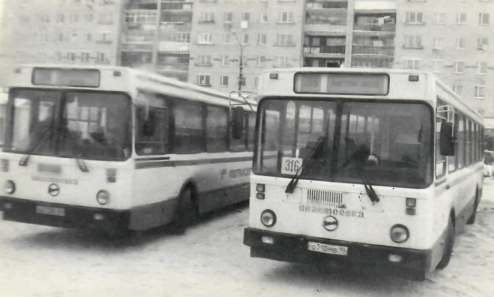 Фотография. Пассажирские автобусы автоколонны №1789 города Ивантеевки на  остановке «Детская».