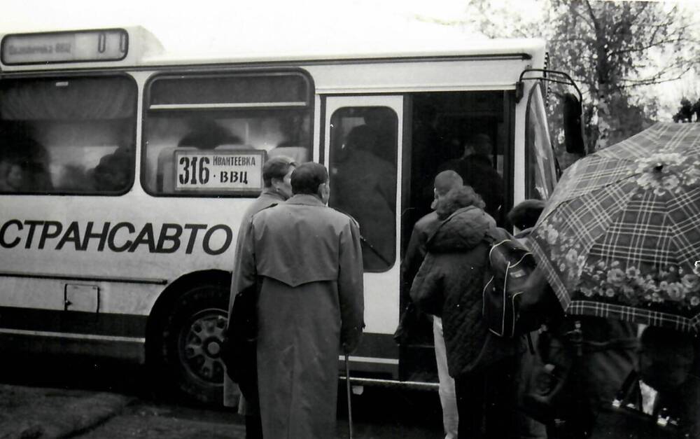 Фотография. Посадка пассажиров в автобус автоколонны №1789 города Ивантеевки, маршрут №316.