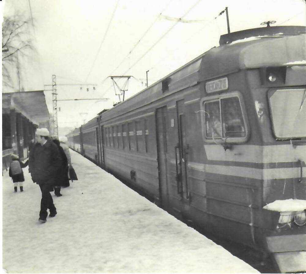 Фотография.  Пригородный электропоезд на платформе «Ивантеевка-2» Ярославского направления.