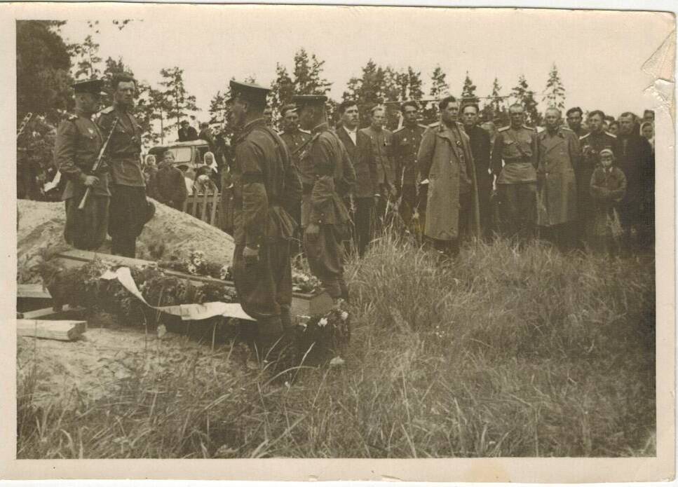 Фото ч/б перезахоронение бойцов Красной Армии август 1949 г. Велиж