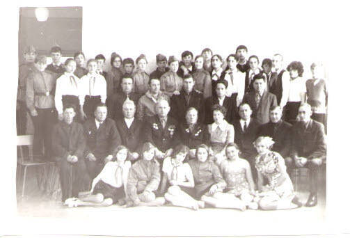 Фотография групповая встречи ветеранов ВОВ с учащимися средней школы.п. Комсомолец Ставропольского края 1960-1970 гг.