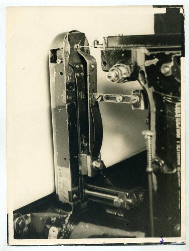 Керченская швейная фабрика. Модернизированная машина для прикрепления брючных крючков. Фотография