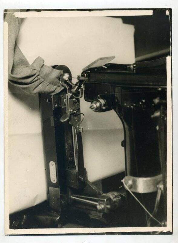 Керченская швейная фабрика. Модернизированная машина для пришивания пуговиц на детских изделиях. Фотография