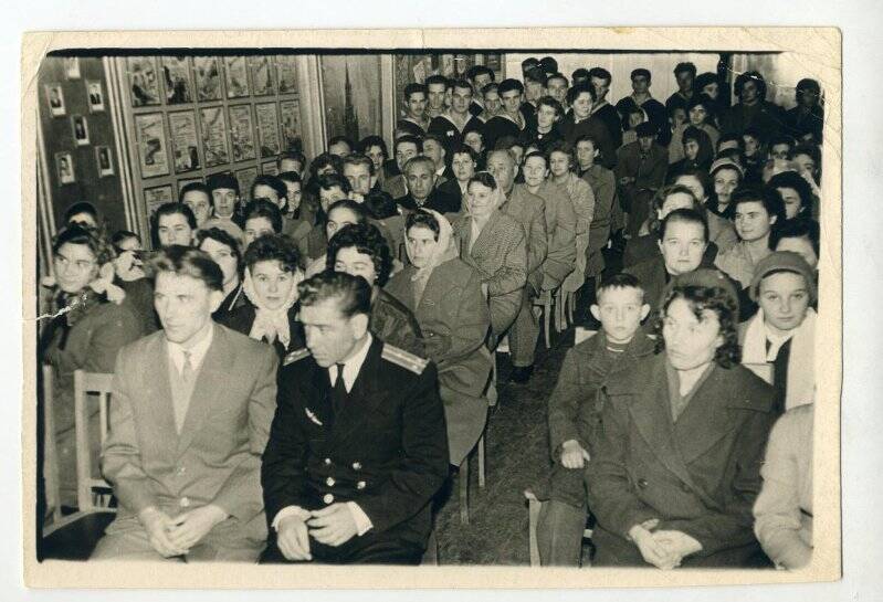 Вечер в честь присвоения Керченской швейной фабрике звания «Предприятие коммунистического труда». Фотография