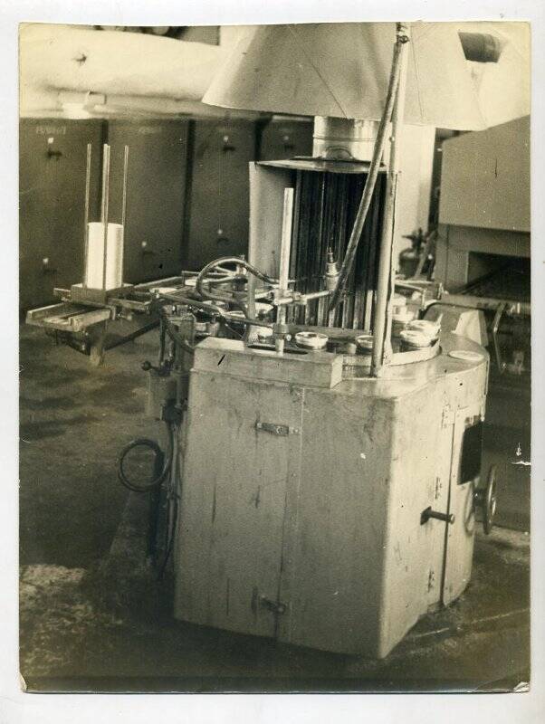 Консервный завод, г. Керчь. Автомат для лакировки крышек. Фотография