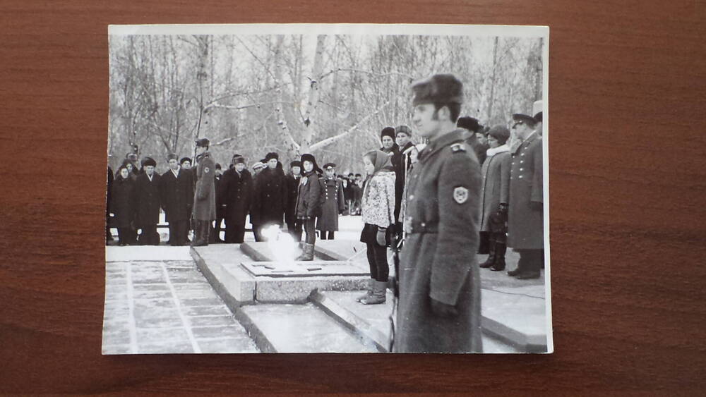 Фотография ветеранов войны и жителей Назарово у памятника погибшим