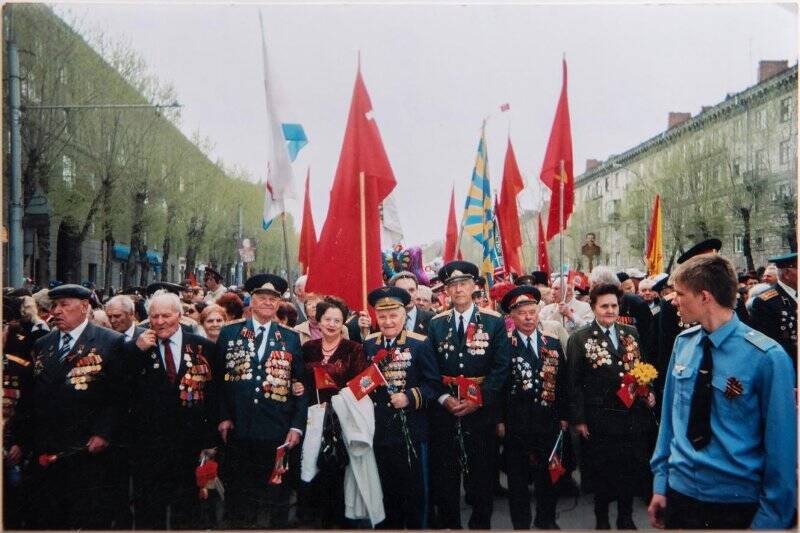 Фотография цветная. Парад 9 мая 2009г. в Новосибирске.