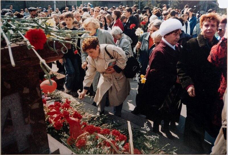 Фотография цветная. Возложение цветов  у стелы, посвящённой трудовому подвигу ленинградцев, эвакуированных в Новосибирск в 1941-1943 гг.