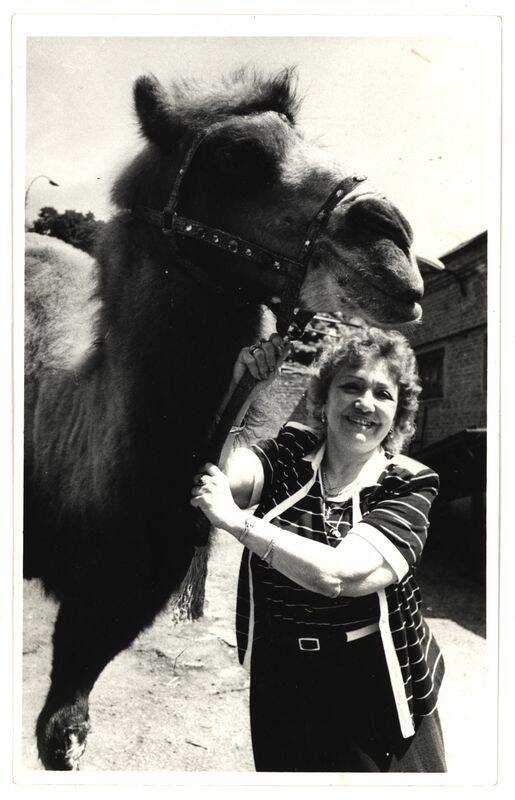 Фото. Дурова Т.В.  во дворе цирка с верблюдом.