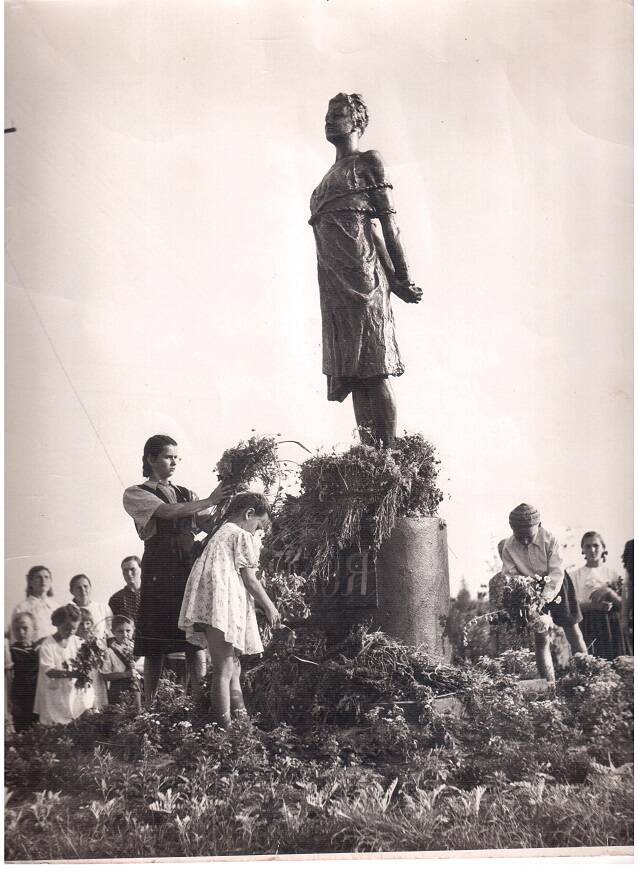 Фотография. У памятника Твердянской Л.А. «Зоя» Не позднее 1956 г. Минское шоссе, Московская область.