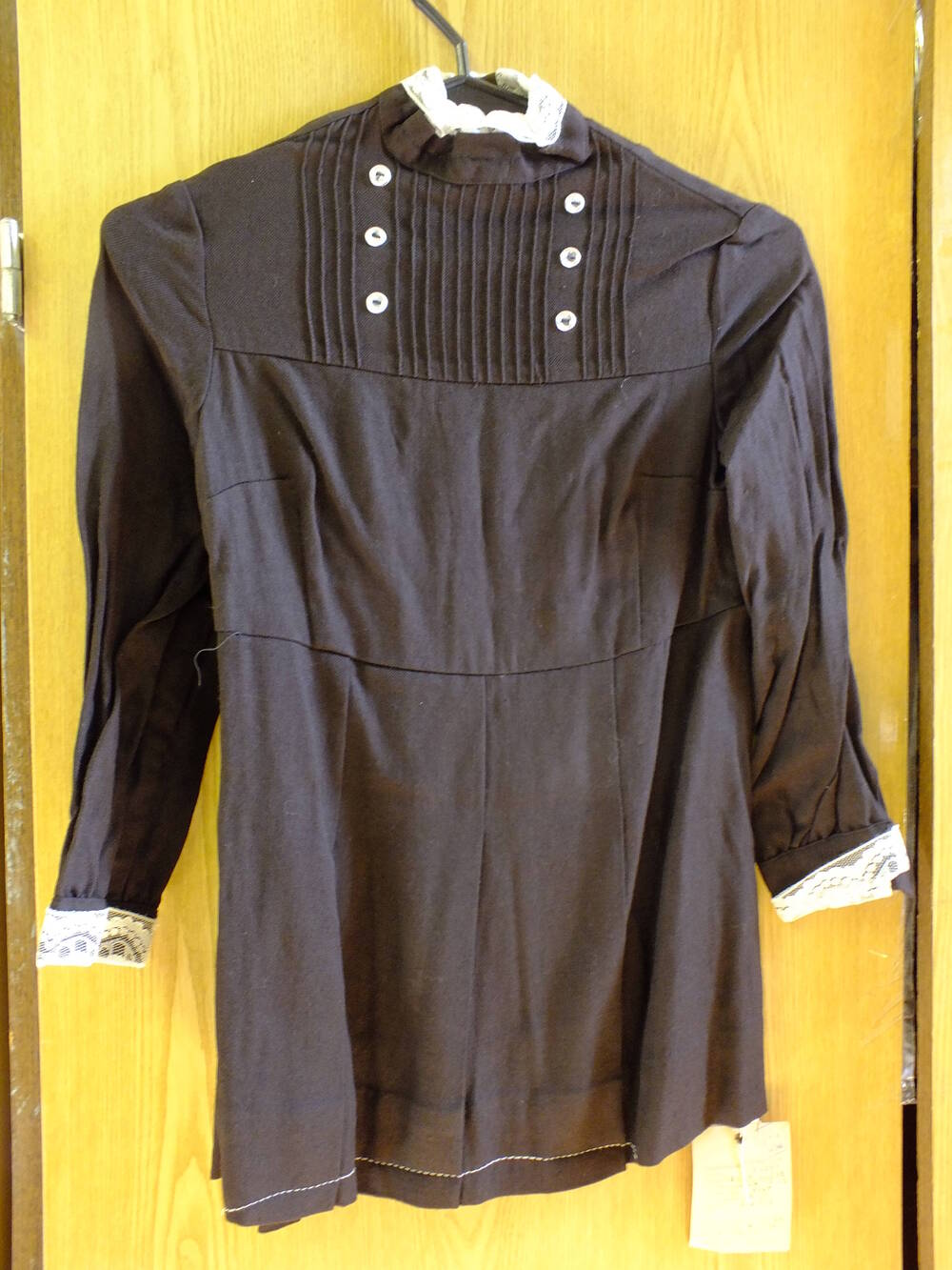 Платье школьное коричневого цвета  с длинным рукавом, отрезной талией.