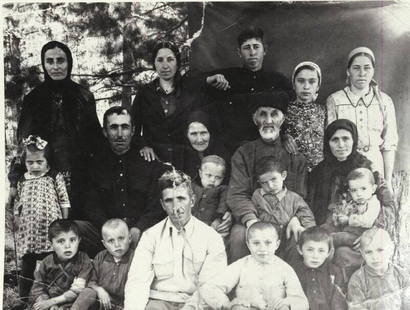 Фотография черно-белая, групповая. Фотография снято Каз. ССР Энбекшильдарский р-он, село ИЗБУШКИ 1950 г.