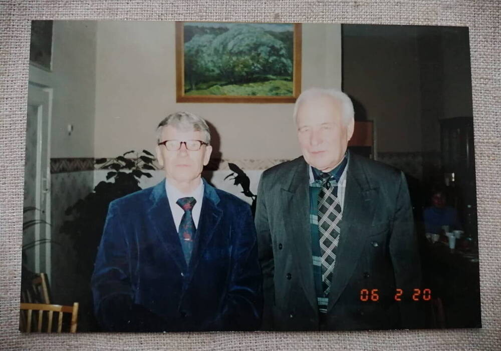 Портретный групповой снимок Алексеенко Анатолий Иванович с директором в ИИКМ (отмечали его юбилей)