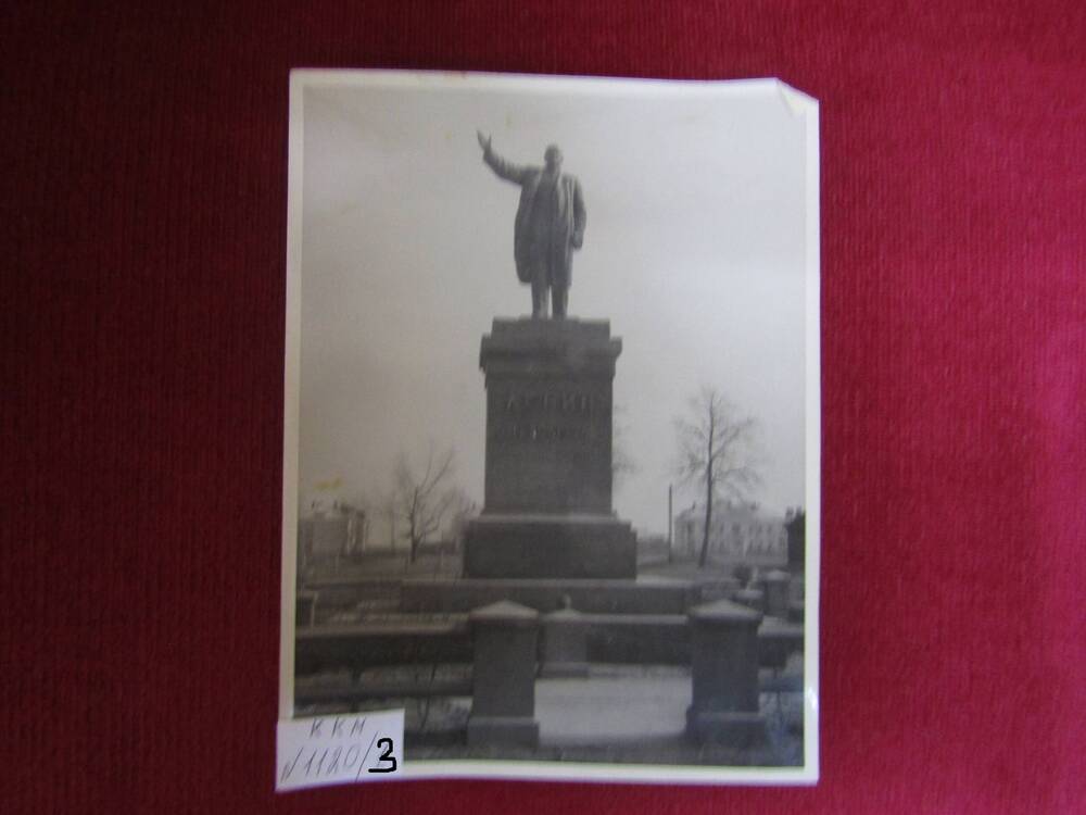 Фото. Памятник В. И. Ленину в районе Стодола.