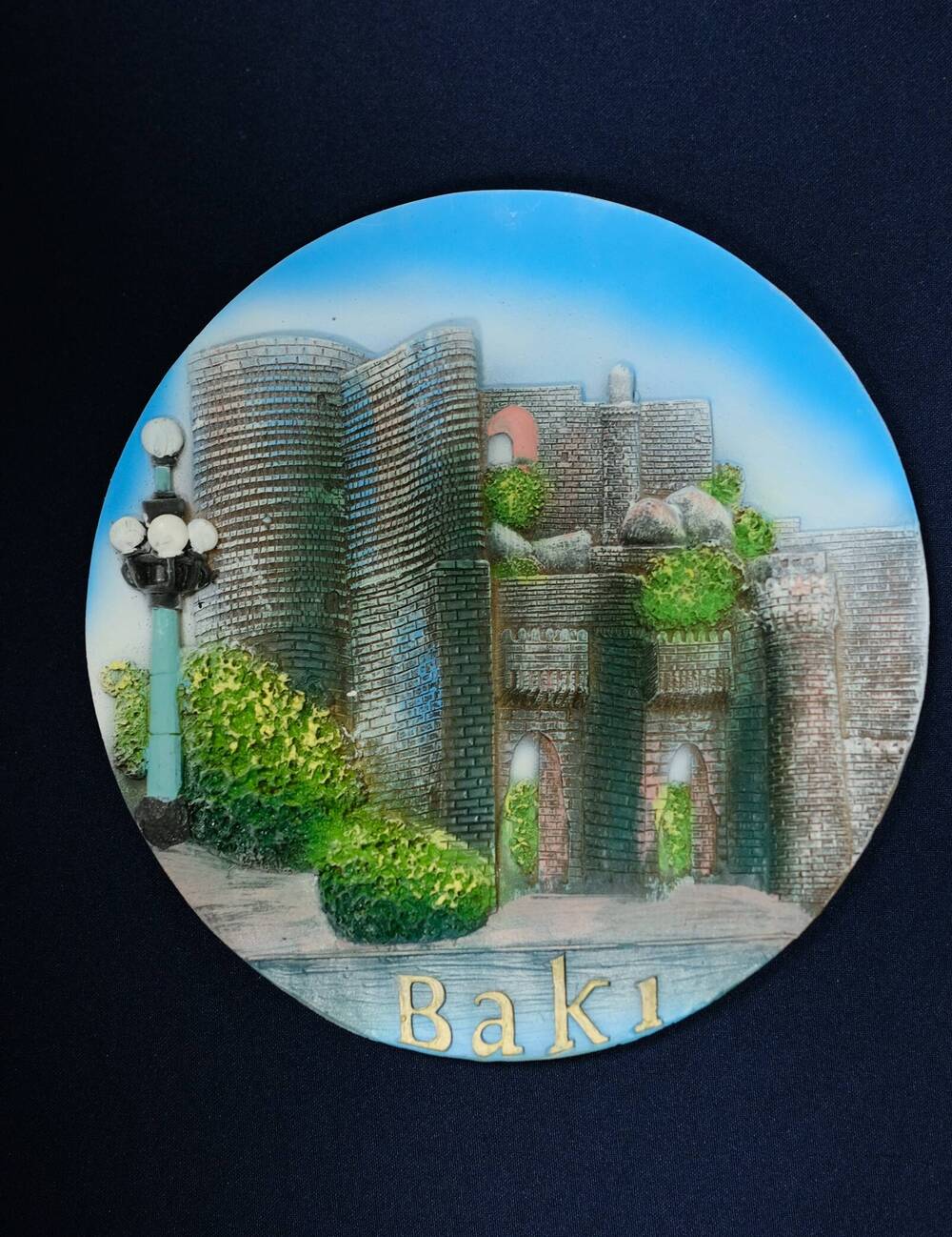 Тарелка-сувенирная круглая с изображением старинной крепости г.Баку.Внизу тарелки надпись Baki