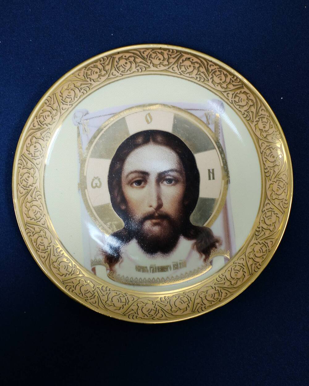 Фарфоровая тарелка-сувенирная.На лицевой стороне тарелки изображение образа Господа нашего Иисуса Христа. 